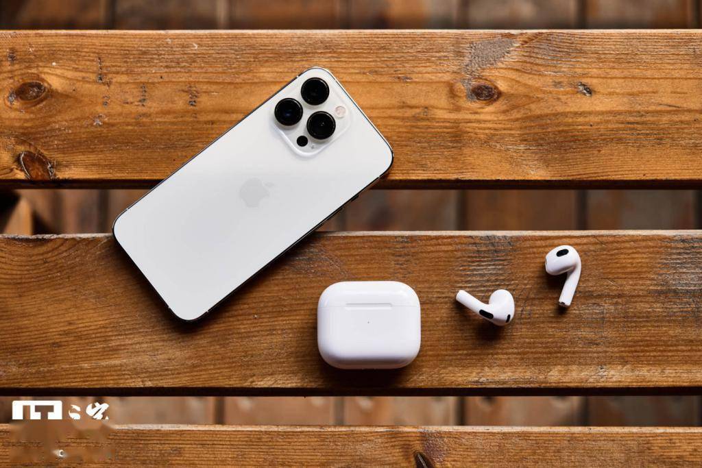 苹果牛年限量版耳机价格:消息称苹果正开发 AirPods Lite 耳机，定价更低